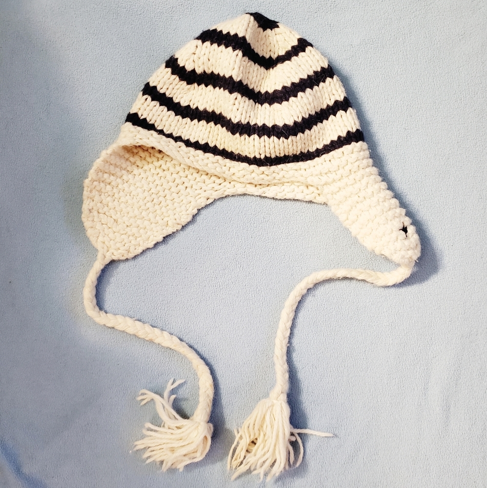 Super cute American Eagle Aerie chunky knit cream white & navy blue ski hat.